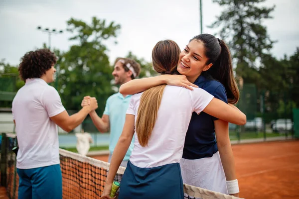 Csoport Teniszezők Giving Egy Kézfogás Egy Meccs Után — Stock Fotó
