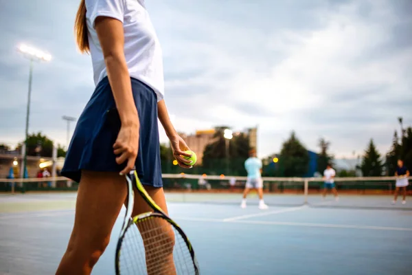 Porträt Einer Glücklichen Fitten Jungen Frau Die Sommer Tennis Spielt — Stockfoto