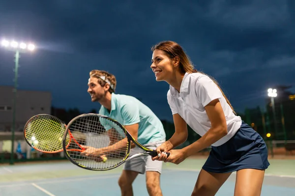 Koncept Tenisových Sportovců Smíšené Mladé Čtyřhry Hráč Bít Tenisový Míček — Stock fotografie