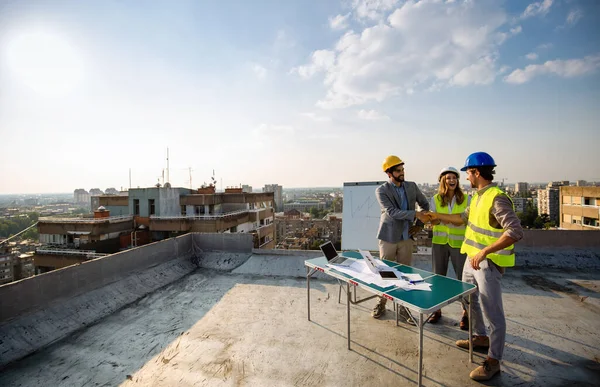 Team Architetti Ingegneri Persone Gruppo Documenti Controllo Cantiere — Foto Stock