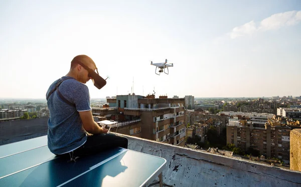 Portré Fiatal Technikus Férfi Repülő Uav Drón Távirányítóval Városban — Stock Fotó