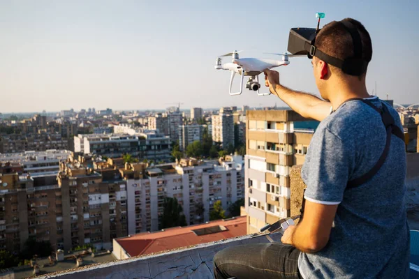 Ember Működtet Egy Drón Távirányítóval Kültéri — Stock Fotó
