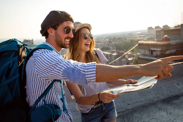 假日旅游人员旅游的概念 笑着的年轻夫妇尽情享受暑假 — 图库照片