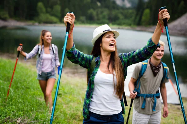 Grupo Caminhantes Felizes Amigos Trekking Como Parte Atividade Livre Estilo — Fotografia de Stock