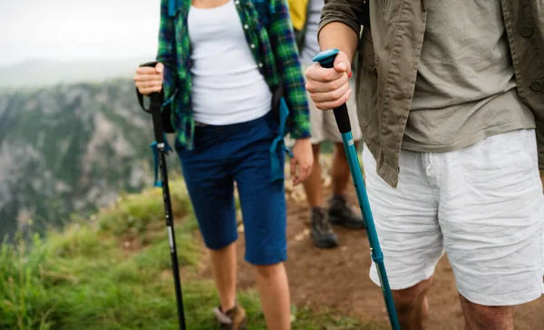 Groep Van Gelukkige Jonge Vrienden Genieten Van Buitenactiviteiten Samen — Stockfoto