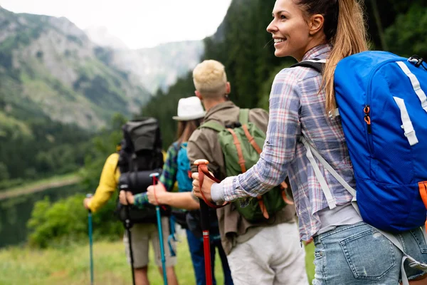 Senderismo Amigos Viajar Aire Libre Deporte Estilo Vida Concepto —  Fotos de Stock