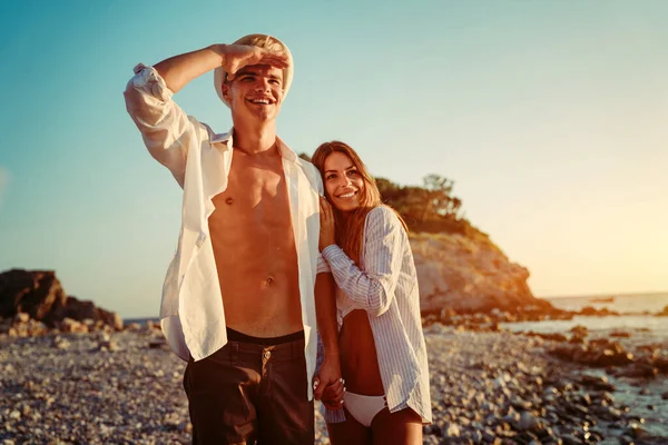新婚旅行の休暇だ 若い家族 男と女は海のビーチで休みます 愛の旅のカップル — ストック写真