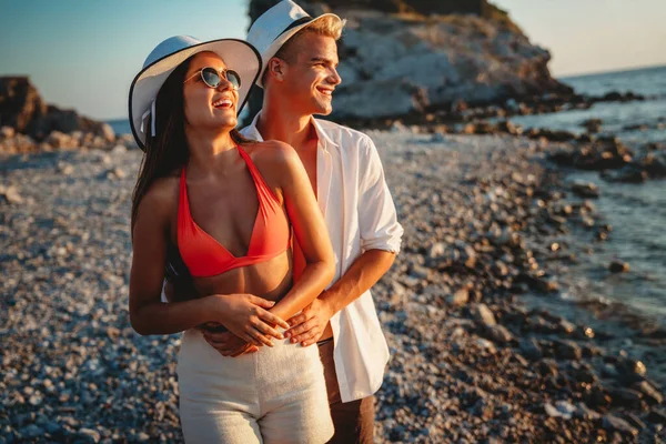 迷人的年轻夫妇在海滩上谈情说爱 享受暑假和旅行 — 图库照片