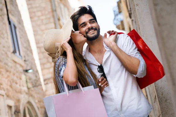 Junges Glückliches Paar Mit Einkaufstüten Der Stadt Genießt Reisen Und — Stockfoto