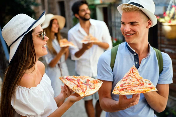 Pessoas Felizes Comendo Fast Food Cidade Enquanto Viajam Divertem — Fotografia de Stock