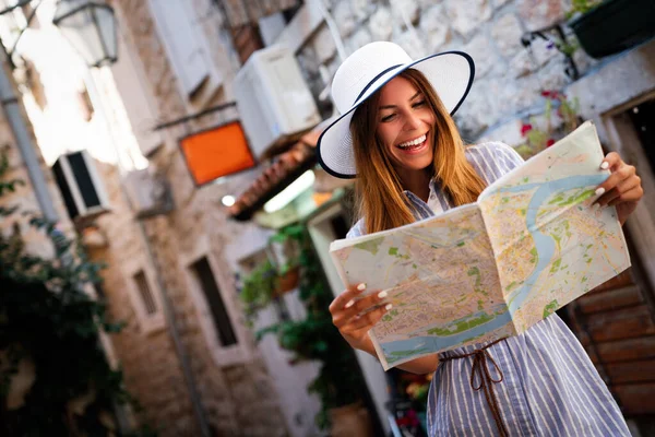 Joven Mujer Feliz Turista Con Mapa Busca Una Manera Vacaciones — Foto de Stock