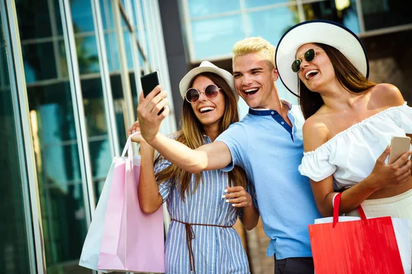 Grupo Jóvenes Amigos Haciendo Selfie Después Compras —  Fotos de Stock