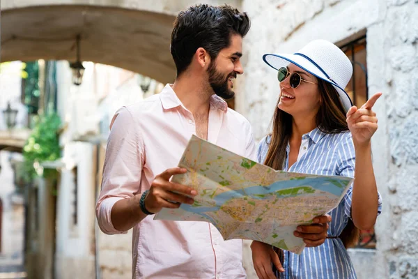 Feliz Joven Pareja Viajeros Sosteniendo Mapa Las Manos Disfrutando Las —  Fotos de Stock