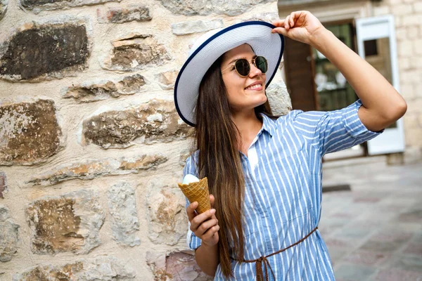 Mulher Feliz Bonita Com Sorvete Durante Umas Férias Verão Quentes — Fotografia de Stock