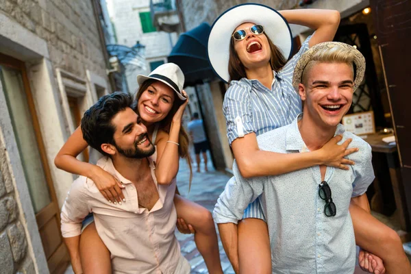Grupp Glada Vänner Njuter Resor Och Sommarsemester Tillsammans Människor Student — Stockfoto