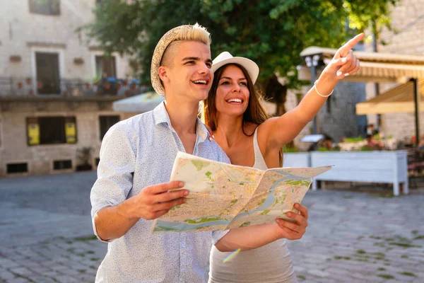 Feliz Joven Pareja Viajeros Sosteniendo Mapa Las Manos Disfrutando Las — Foto de Stock