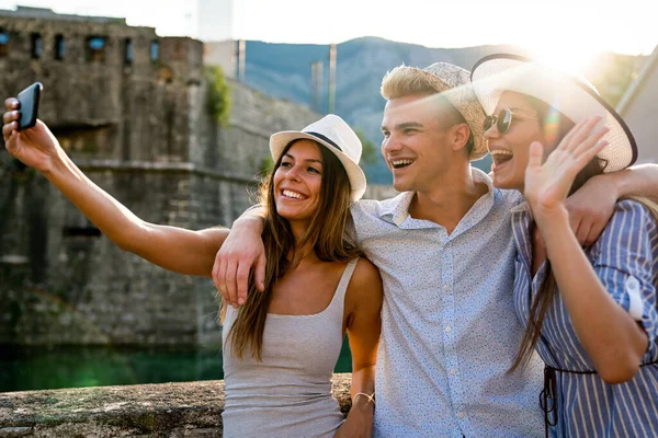Seyahat Yaz Tatilinin Tadını Çıkaran Mutlu Bir Grup Genç Arkadaş — Stok fotoğraf