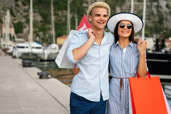 Pareja Moda Con Bolsas Compras Caminando Por Calle Consumismo Venta — Foto de Stock