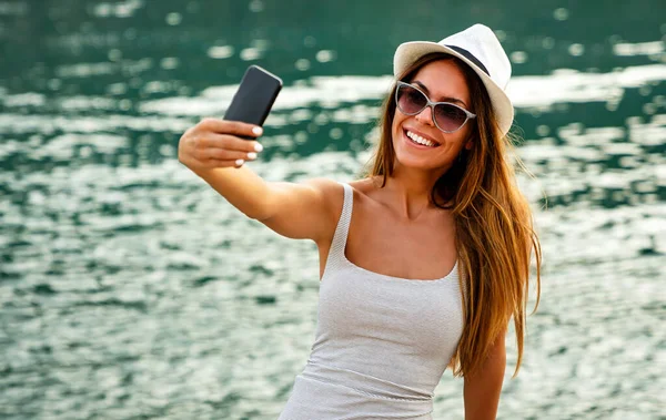 Πορτρέτο Της Χαρούμενης Λαμπερό Γυναίκα Κάνει Selfie Στις Καλοκαιρινές Διακοπές — Φωτογραφία Αρχείου
