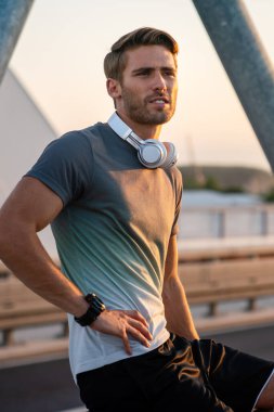 Yakışıklı genç adam eğitimden sonra kısa bir ara veriyor. Spor sporu insanları yaşam tarzı konsepti