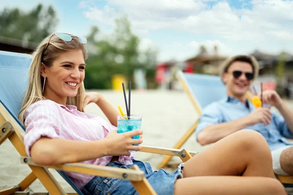 若い幸せな友人のグループは 休暇パーティーでビーチで楽しんでいます 人々の幸福概念 — ストック写真
