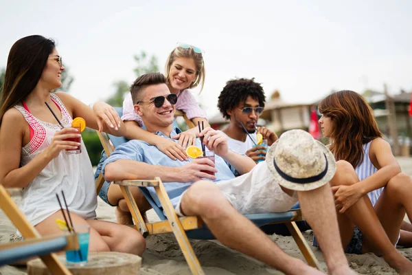 Amigos Playa Tomando Cócteles Divirtiéndose Las Vacaciones Verano Concepto Felicidad — Foto de Stock