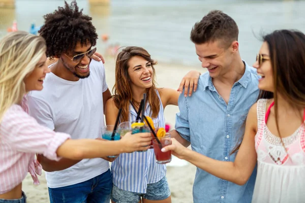 Grupo Jovens Amigos Divertindo Praia Dia Ensolarado Pessoas Férias Felicidade — Fotografia de Stock