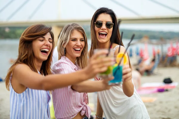 在海滩派对上快乐的朋友们在日落时喝鸡尾酒 青少年度假时的夏日快乐与友谊概念 — 图库照片