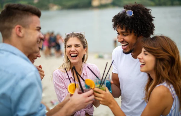 Grupo Jóvenes Amigos Divirtiéndose Playa Día Soleado Gente Vacaciones Felicidad —  Fotos de Stock