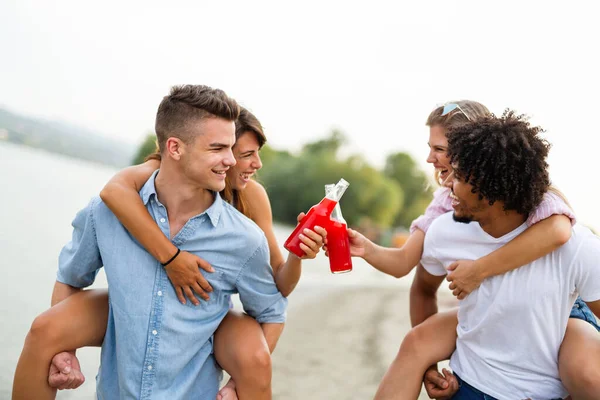 Přátelé Pláži Popíjejí Koktejly Baví Letních Prázdninách Koncept Štěstí Lidí — Stock fotografie