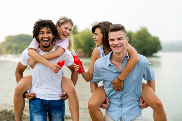 Plajda kokteyl içip yaz tatilinde eğlenen arkadaşlar. İnsanların mutluluk kavramı