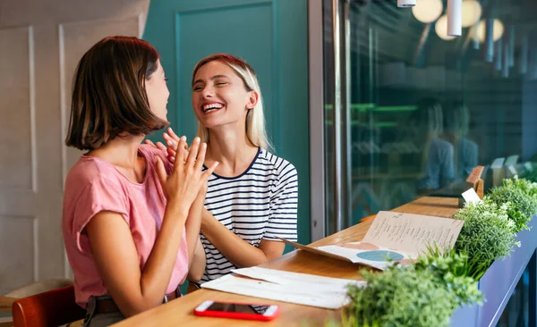 Retrato Jóvenes Felices Sonriendo Mujeres Gays Amigos Divirtiéndose Juntos Concepto —  Fotos de Stock