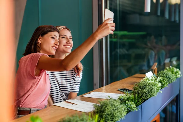 Retrato Mujeres Sonrientes Jóvenes Felices Amigos Divirtiéndose Juntos Concepto Felicidad —  Fotos de Stock