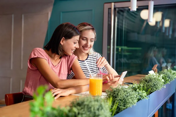 Retrato Mujeres Sonrientes Jóvenes Felices Amigos Divirtiéndose Juntos Concepto Felicidad —  Fotos de Stock