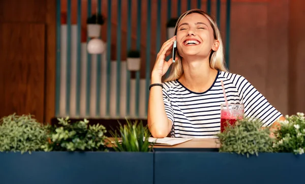 Porträt Einer Glücklichen Jungen Frau Mit Smartphone Menschen Handyverbindung Arbeitskonzept — Stockfoto