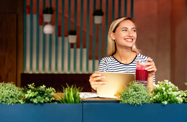 Porträt Einer Glücklichen Frau Die Ihr Digitales Tablet Für Die — Stockfoto