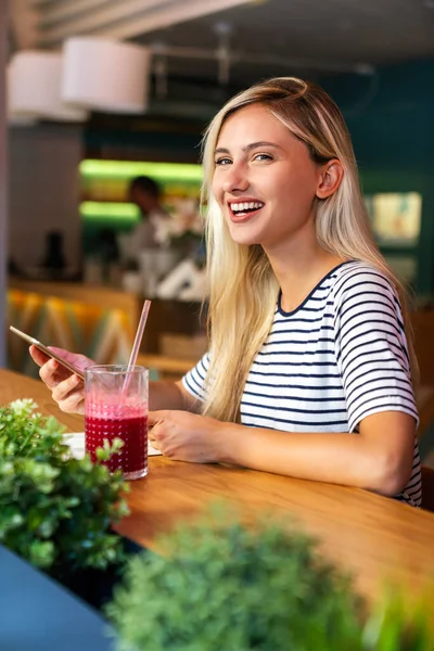 Porträt Einer Glücklichen Jungen Aufgeregten Frau Die Einen Videochat Auf — Stockfoto