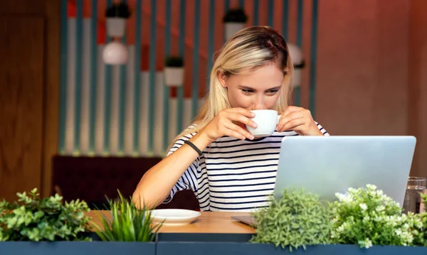 Porträt Einer Schönen Frau Die Café Oder Hause Laptop Arbeitet — Stockfoto