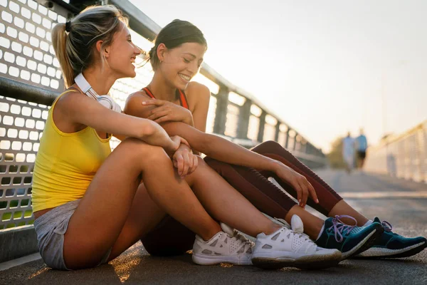 Grupo Amigos Aptos Mulheres Exercitando Juntos Livre Pessoas Esporte Conceito — Fotografia de Stock
