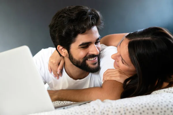 Romantiska Unga Lyckliga Par Älskar Att Koppla Hemma Kul Titta — Stockfoto
