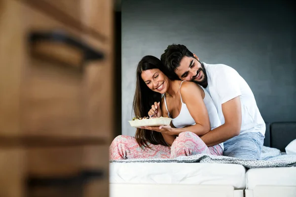 Ρομαντικό Ευτυχισμένο Ζευγάρι Παίρνει Πρωινό Στο Κρεβάτι Στο Σπίτι — Φωτογραφία Αρχείου