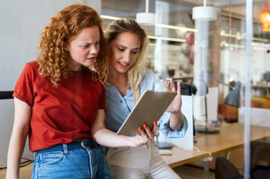 Birlikte çalışan ve ofiste eğlenen genç insanların portresi. Girişim çalışma konsepti
