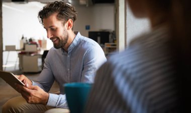 Birlikte çalışan ve ofiste gülümseyen yaratıcı iş adamlarının portresi. Başlangıçta çok ırklı iş adamları.