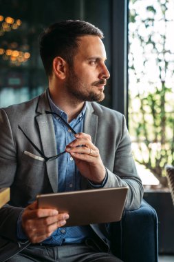 Dijital tablet üzerinde çalışan genç iş adamının portresi. İş insanları teknoloji kavramı