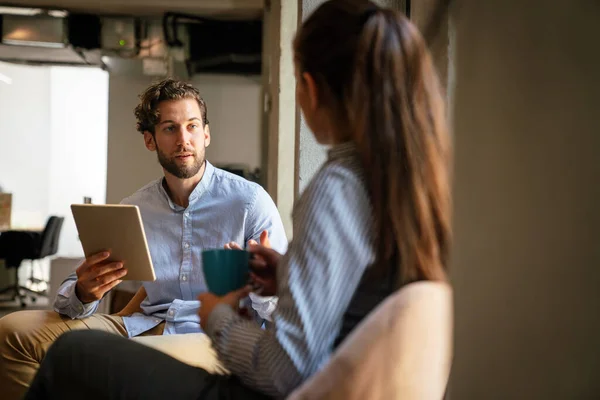 Porträtt Kreativa Affärsteam Som Arbetar Tillsammans Och Ler Kontoret Multietniskt — Stockfoto