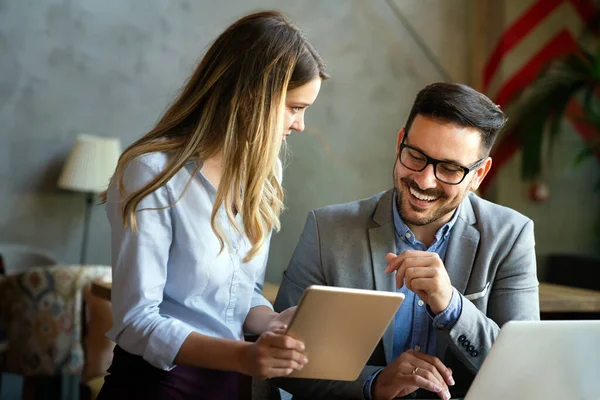 Unga Företagare Som Arbetar Har Roligt Och Pratar Arbetsplatsen Kontor — Stockfoto