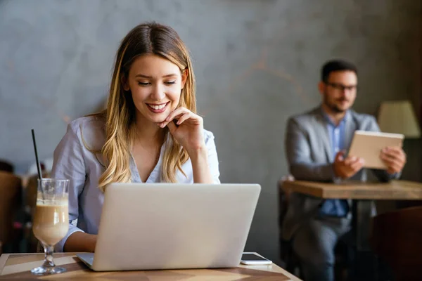 Glad Framgångsrik Ung Affärskvinna Förbereda Frilansprojekt Som Arbetar Laptop Café — Stockfoto