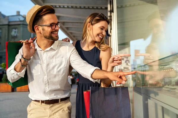 Portret Van Een Echtpaar Met Boodschappentassen Hebben Plezier Stad Mensen — Stockfoto