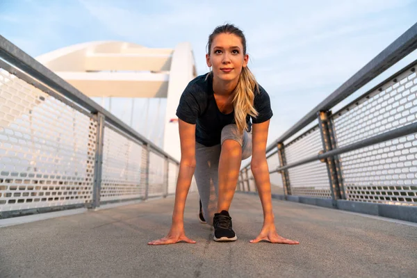 Mujer Joven Forma Deporte Estirándose Preparándose Para Correr Aire Libre —  Fotos de Stock