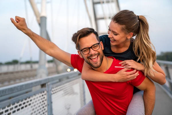 Sabah sporu. Köprüden koşarak geçen mutlu çift. Spor yaşam tarzı sağlıklı..